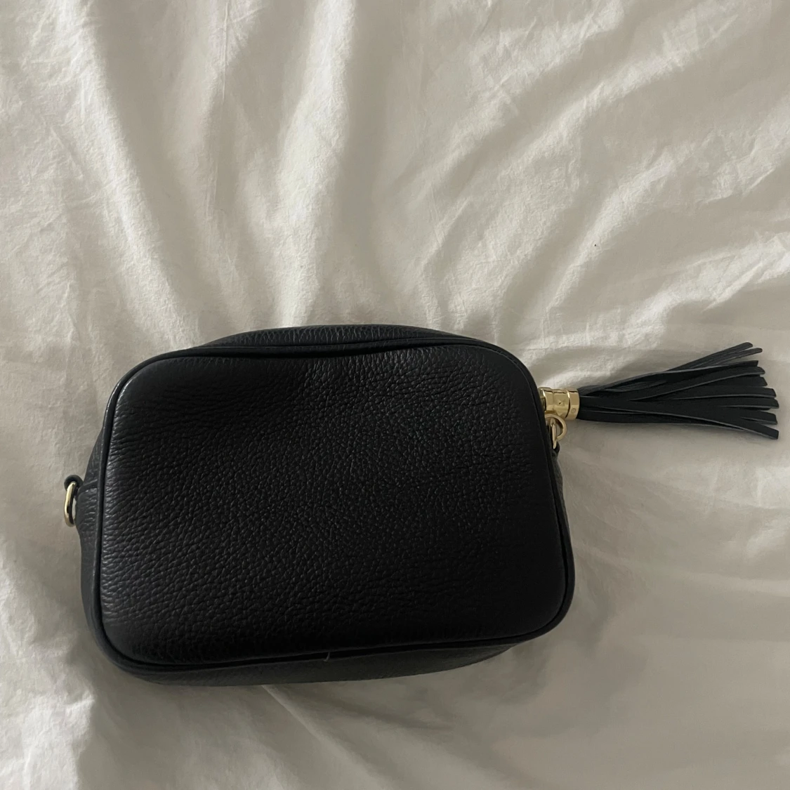 Svart axelväska med tofs