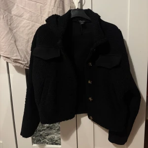 Svart teddyjacka från Boohoo - Svart teddyjacka från Boohoo i storlek 36. Jackan har en väldigt fin passform,perfekt för dig som gillar en chill och trendig look❤️❤️❤️.