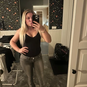 Cheap Monday jeans - Säljer ett par grå jeans med bootcut passform , från Cheap monday. använda ca 10 ggr . strl 27/30