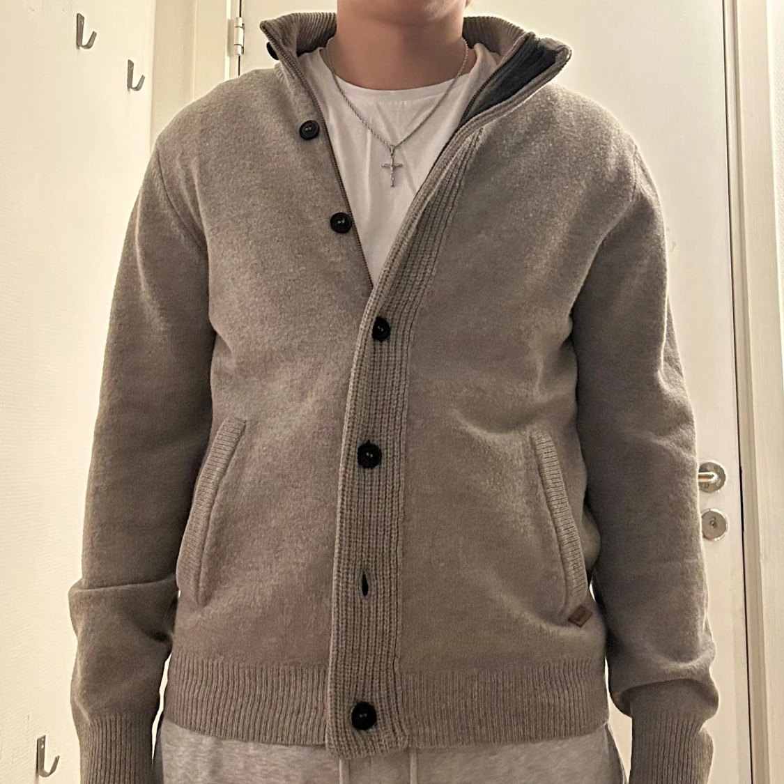 Beige kofta från Barbour med mockadetaljer