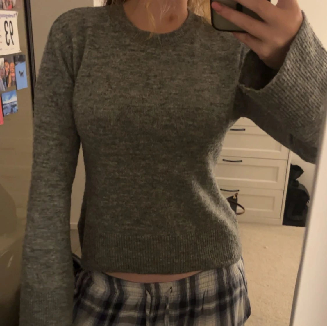Grå stickad tröja med lång ärm