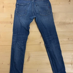 Replay Anbass jeans blå, storlek 29/30 - Tjena! Säljer mina snygga Replay Anbass jeans i klassisk blå tvätt, tillverkade av ekologisk bomull. Passar dig som gillar stilrena och bekväma jeans med modern passform som är trendiga just nu. Skick: 8/10. Nypris: 1200 kr. Bara att ställa frågor om det är något!😊 Priset är inte hugget i sten!😀 mvh