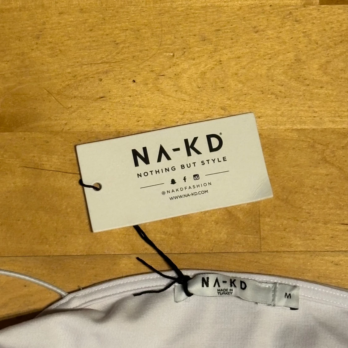 Vit oneshoulder topp från NA-KD - 3