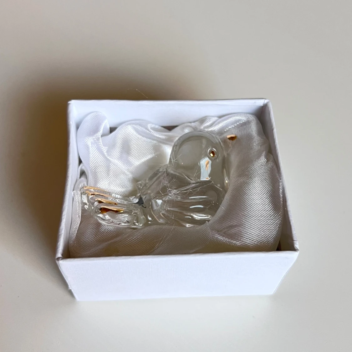 Glasfågel med gulddetaljer - 1