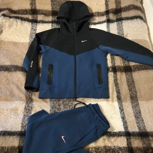 Nike Nocta Tracksuit - Säljer en Nike Nocta i en mycket Sällsynt och unik färg, väldigt ovanlig och svårt att på tag på. Tracksuiten är i nyskick och lapparna är kvar, storlek L men passar för M. Vid frågor eller intresse är det bara att höra av dig. Priset kan diskuteras vid snabbaffär eller bundleköp Mvh ✅