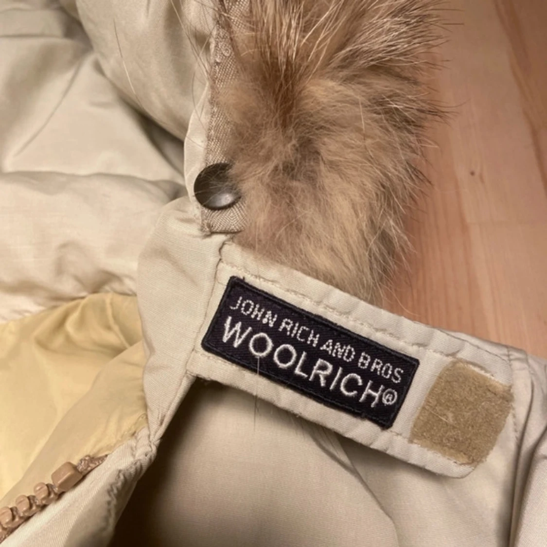 Beige dunjacka med päls från Woolrich strl M - 2