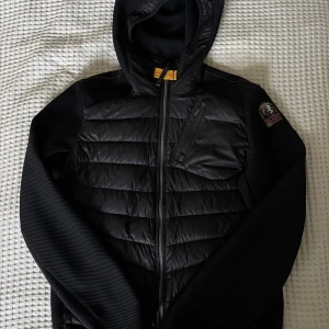 Svart pufferjacka från Parajumpers - Parajumpers hybridjacka i utmärkt skick. Rek. pris 440 €. Jag köpte den här från Vinted och den är äkta. Jag lade QR-koden i bilden. Storleken är Unisex (y-m) rätt storlek = xs-s passar både män och kvinnor.