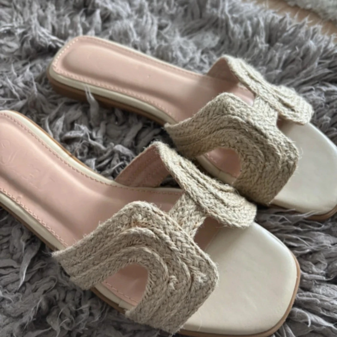 Beige sandaler med flätad detalj - 1