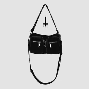 Noella Väska 🖤 - ’Celina Bag’ från Noella! 🖤⛓️Mått: 25x15x7cm 📏 Den längre axelremmen medföljer. En nit saknas på den korta remmen därav priset (se andra bilden) men annars är den i bra skick utan anmärkningar ✨Köp nu 💌