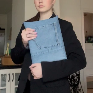 Blått datorfodral i denim med rosa foder - Vi är ett UF-företag som skapar handsytta datorfodral utav återvunnet material. Detta datorfodral är i ett ljusblått jeanstyg med rosa innerfoder. Det är stilrent, modernt och hållbart. Det finns en svag defekt på själva stängningen (se bild 4). Den passar till datorer som är 13 tum. Hör gärna av er vid frågor! 🥰🥰