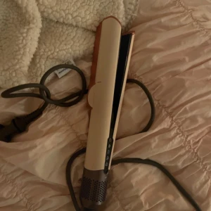 Air straight - Säljer min älskade air straight pgr av att den ej kommit till användning. Plattar och fönar samtidigt. Har exakt samma resultat och funktioner som dyson. Skriv för fler bilder/ fundering.💕