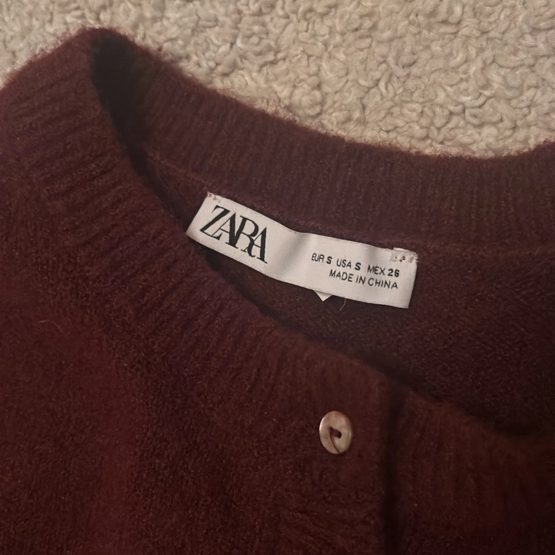 Vinröd kofta från Zara med volang - 1