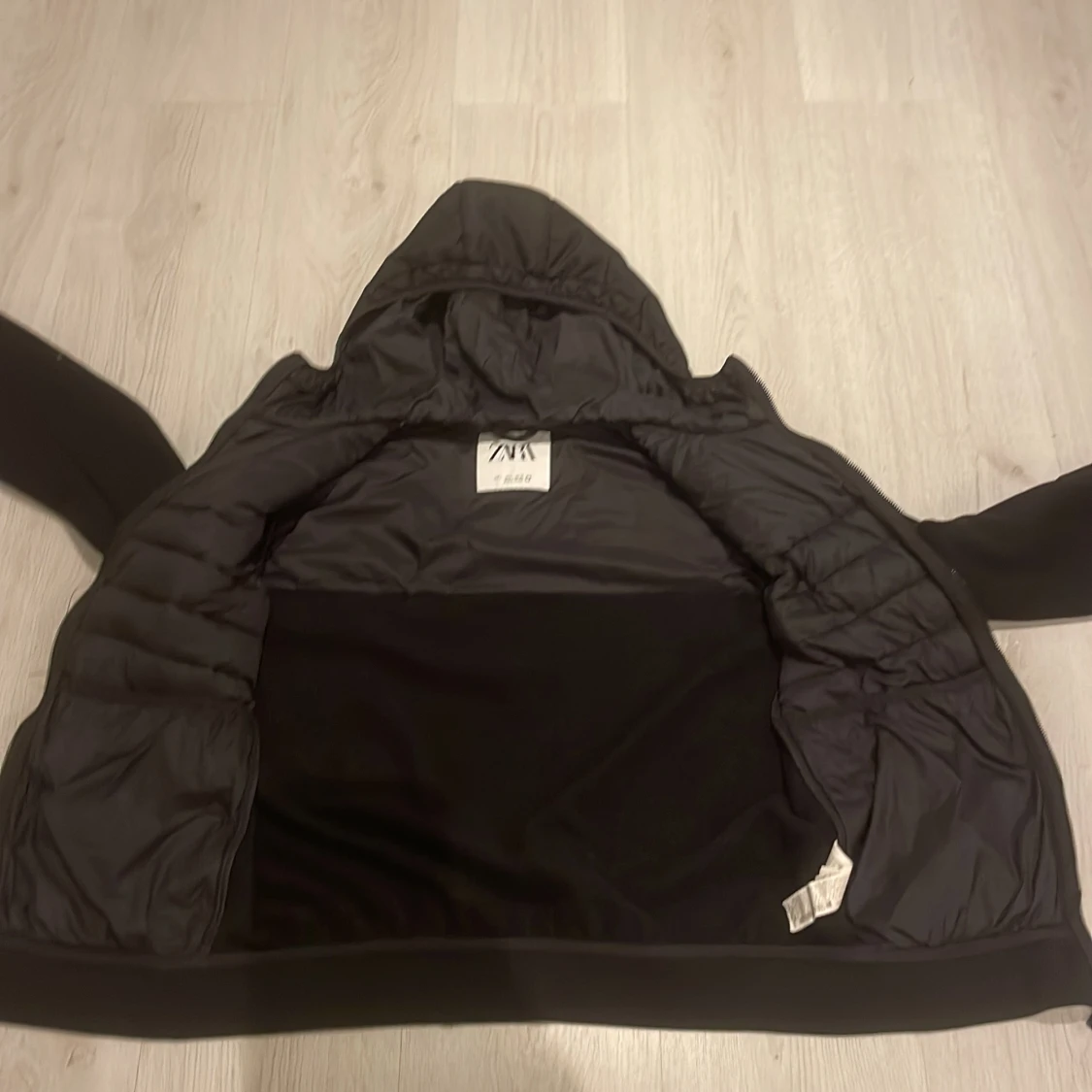 Svart pufferjacka med huva från Zara - 3