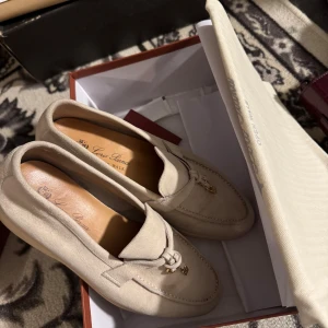 Loro Piano - Säljer mina Loro Piana Loafers i storlek 38, passar även 39🥰 Äkta, fick examenpresent. Bra skick! Dessa passar inte riktigt min klädstil men är väldigt snyggt nu även sommaren.💖💖