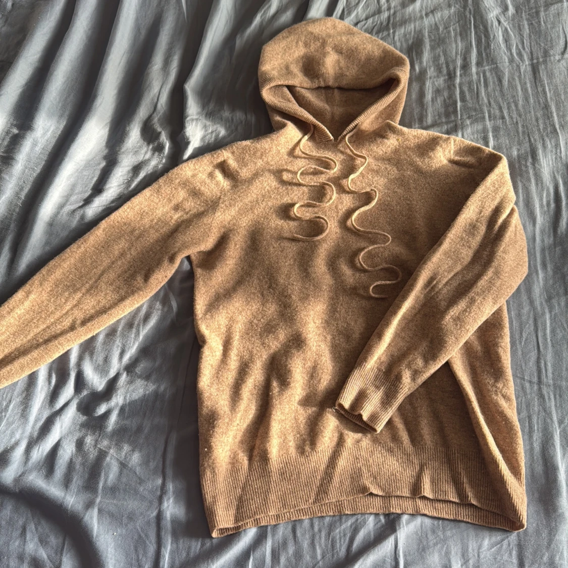 Beige stickad hoodie med snörning