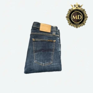 Nudie Jeans  - Snygga blå jeans från Nudie Jeans med klassisk femficksdesign och kontrastsömmar. Jeansen har rak passform och är tillverkade i slitstarkt denimtyg av bomull. Perfekta för dig som gillar en tidlös och stilren look. Byxorna är slim fitt. Skriv vid frågor eller mer bilder⚜️