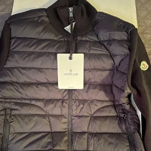 Moncler cardigan - Moncler cardigan, helt ny. Allt i bilderna ingår. Pris kan såklart diskuteras 