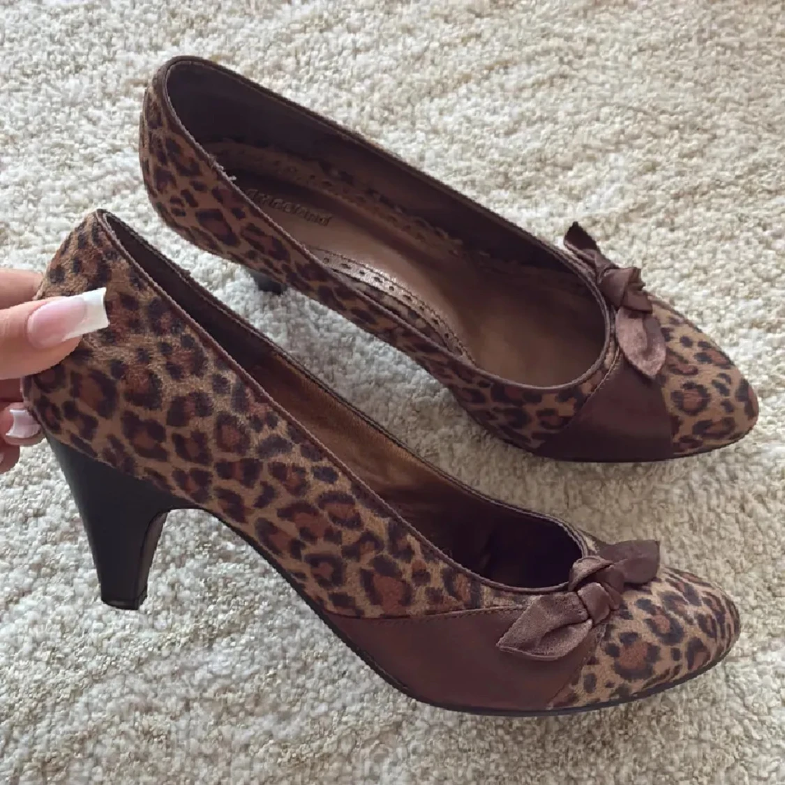Bruna pumps med leopardmönster och rosett