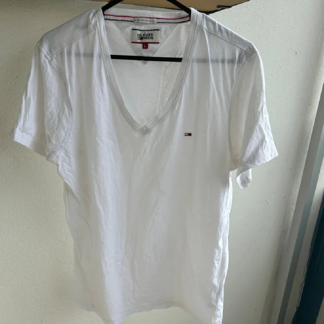 Vit v-ringad t-shirt Tommy Hilfiger