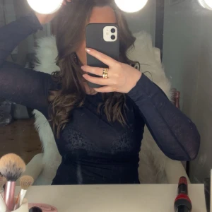 Mörkblå långärmad tröja Intimissimi - Säljer en tunn och mjuk mörkblå långärmad tröja från Intimissimi, tillverkad i en kashmirblandning. Tröjan har en slim passform och är perfekt för lager-på-lager. Stilren och enkel design som funkar till många looks.