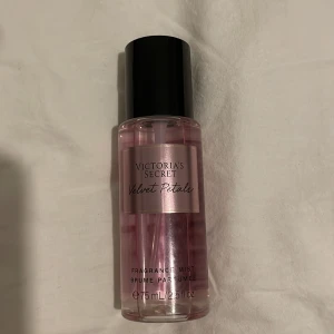 Victoria secret Velvet petals  - Oanvänd victoria secret fragrance mist: Velvet petals, 75 ml