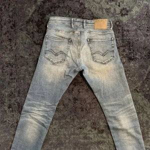 Replay jeans - Jeans från replay i nyskick | Anvånda fåtal gånger | Modell Grover | Storlek 30 | Sitter bra på mig som är 172 | Tveka inte på att höra av dig vid frågor eller funderingar!