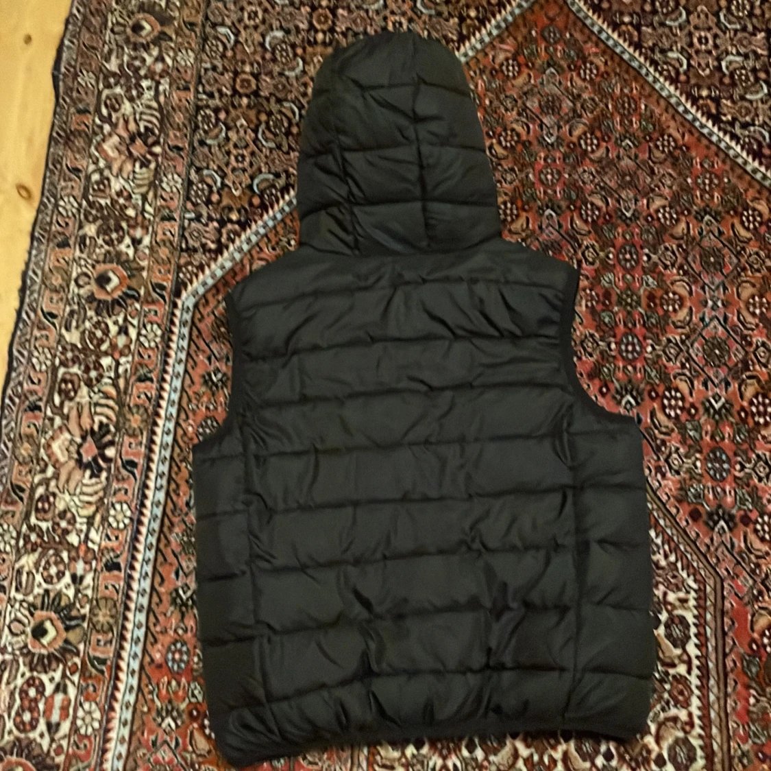 Svart dunväst med huva från H&M - 1