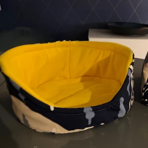 Djurbädd - Gjord i syfte att användas till marsvin&kaniner men tex en chihuahua får säkert plats också! Inuti är det fleece och utsidan är 100% bomullstyg med fint mönster! Egensydd! Måttet inuti är ca 27cm i diameter 