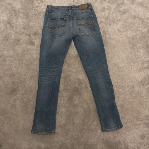  Nudie Jeans Grim Tim - Säljer ett par riktigt feta Nudie Jeans i modellen Grim Tim. Storlek 31/32. Skick 9/10. På bilden, 182cm 70kg