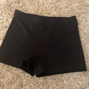 Svarta cykelbyxor , S - Svarta, cykelbyxor i storlek S. De har aldrig använts och passar perfekt under en massa kjolar och klänningar.