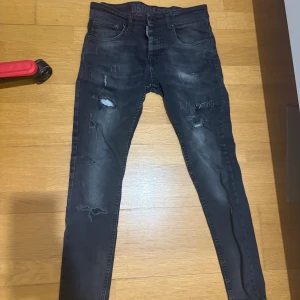 Svarta skinny Dsquareds ÄKTA! - Äkta dsquareds OG modell som slutade säljas för fler år sedan, nypris gick på runt 8000kr. Har slitit till de, säljer pga att de har blivit för små för mig nu. Hör gärna av vid frågor. Pris är ej hugget i sten!