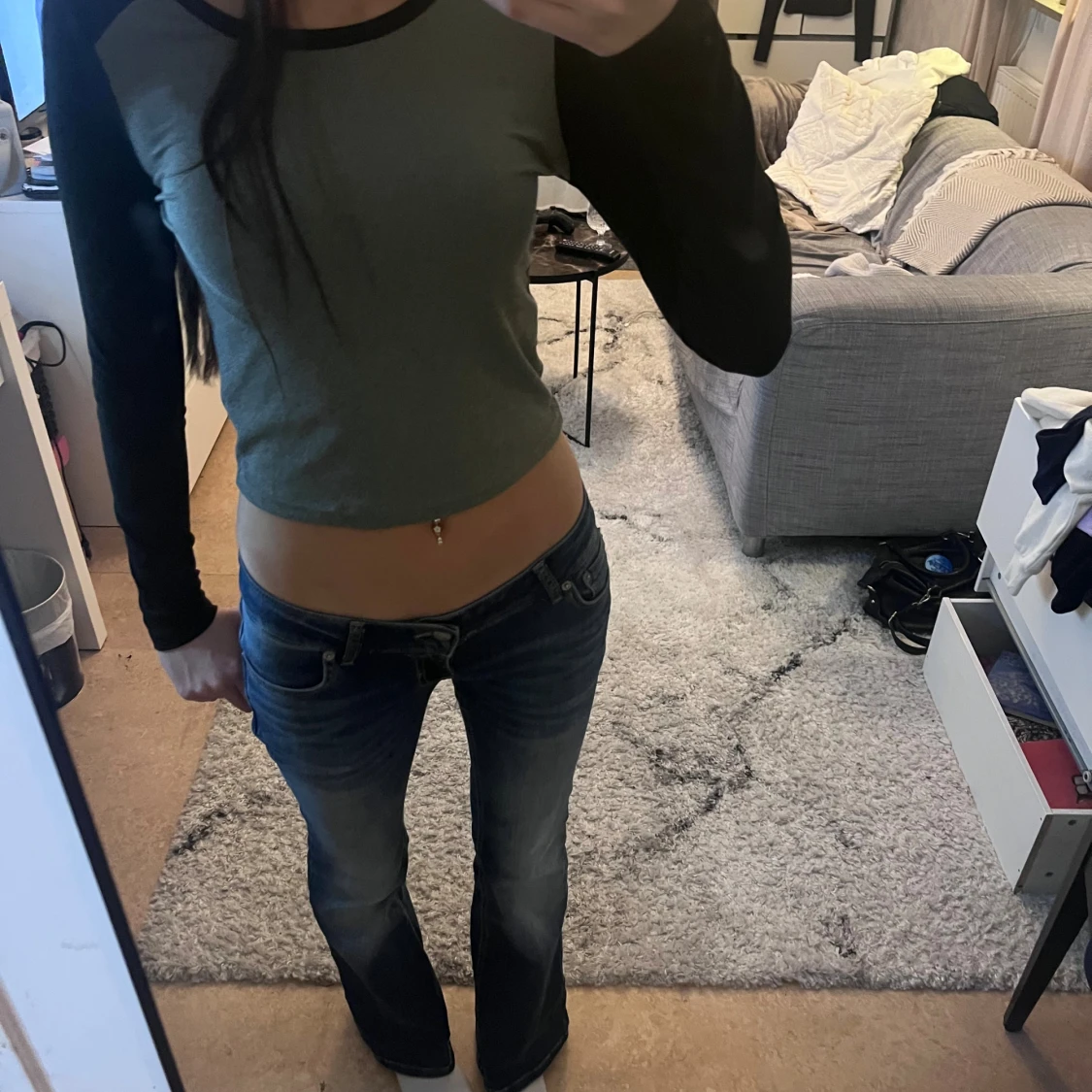 Grå croppad långärmad topp