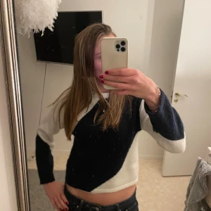 Blåvit stickad tröja från Gina Tricot - Säljer en snygg stickad tröja från Gina Tricot i storlek M. Tröjan har ett coolt grafiskt mönster i blått och vitt, rund hals och långa ärmar. Supermjuk och skön att ha på sig!