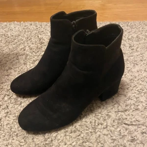 Svarta låga klackar stl 36 - Supersnygga klackar som är perfekt med en classy look. Perfekt skick, inga konstigheter(: inte använt på väldigt länge därför säljer jag. Nypris 500