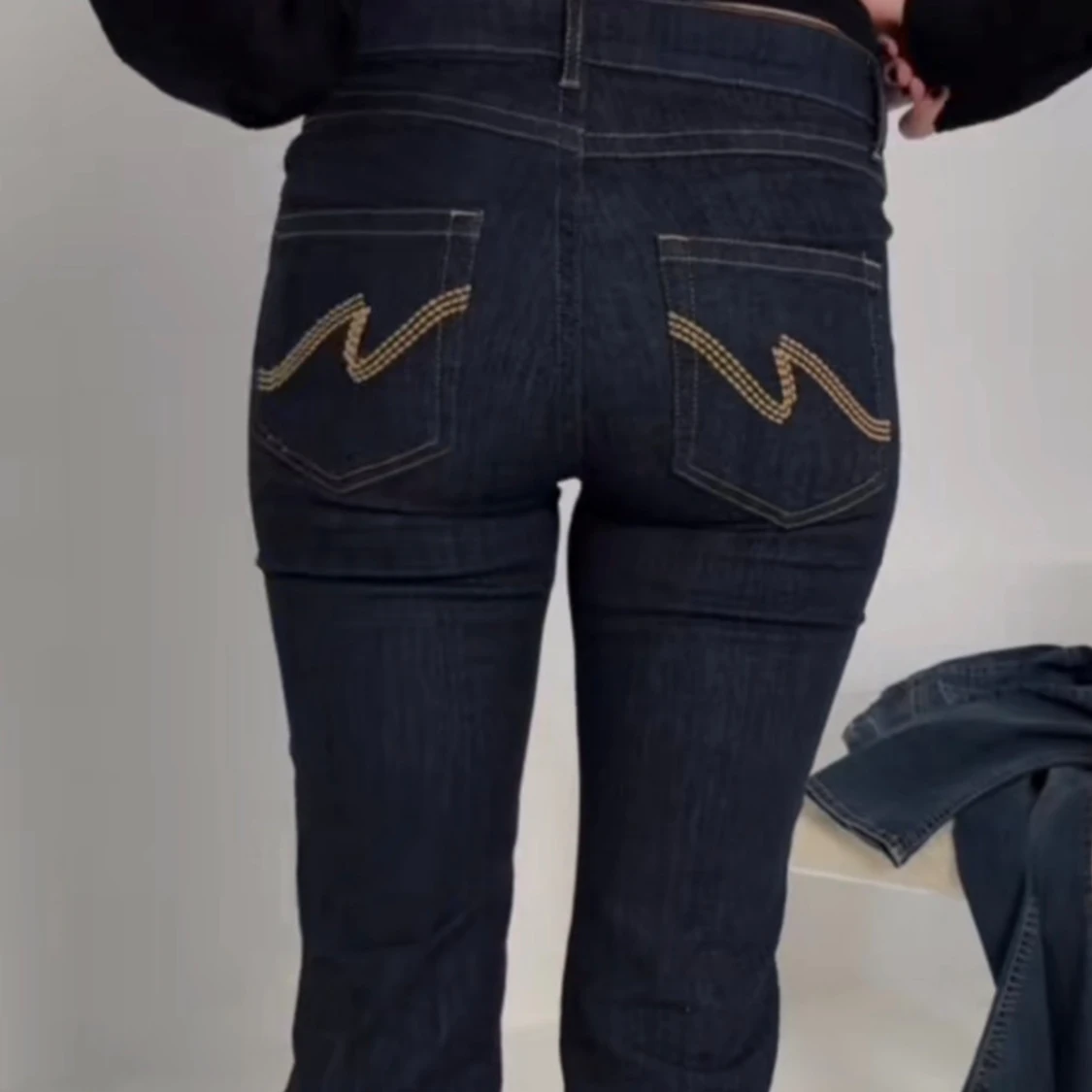 Mörkblå bootcut jeans med broderi - 1