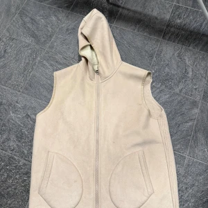 Gran sasso väst  - En väldigt fin gran sasso väst i storlek M| skicket är mycket bra.                     Ny pris runt 4400kr men mitt pris 1900kr bara höra av er vid några frågor. 