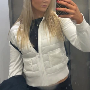 Cardigan jacka - Jättefin jacka från Gina, bra skick, storlek 170cm men har passat till mig som vanligtvis har S/M