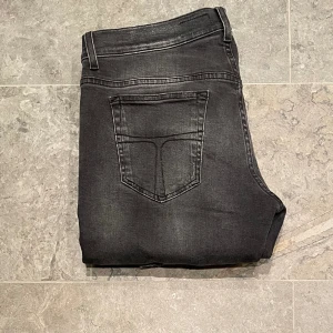 Tiger of Sweden jeans  - Tja, säljer ett par jeans från tiger of Sweden i modellen slim. Dem är i jättefint förutom repan på högra knät. Ger en väldigt skön stil! Storlek 33/34 men passar även 32 i midjan. Hör gärna av dig om du har frågor! Pris kan diskuteras vid snabb affär! 