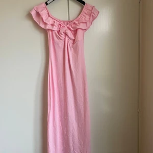 Ljusrosa långklänning med volang - Volangklänning i storlek XS.