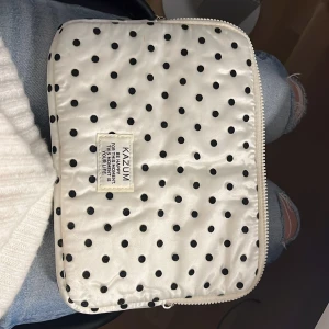 datafodral  - köpte denna på second hand vet ej om den är från temu/shein. Om ni är intresserade så buda bara så kommer jag förmodligen acceptera! Ej äkta Kazum skulle jag tro. Storleken är ungefär 20x28🥰