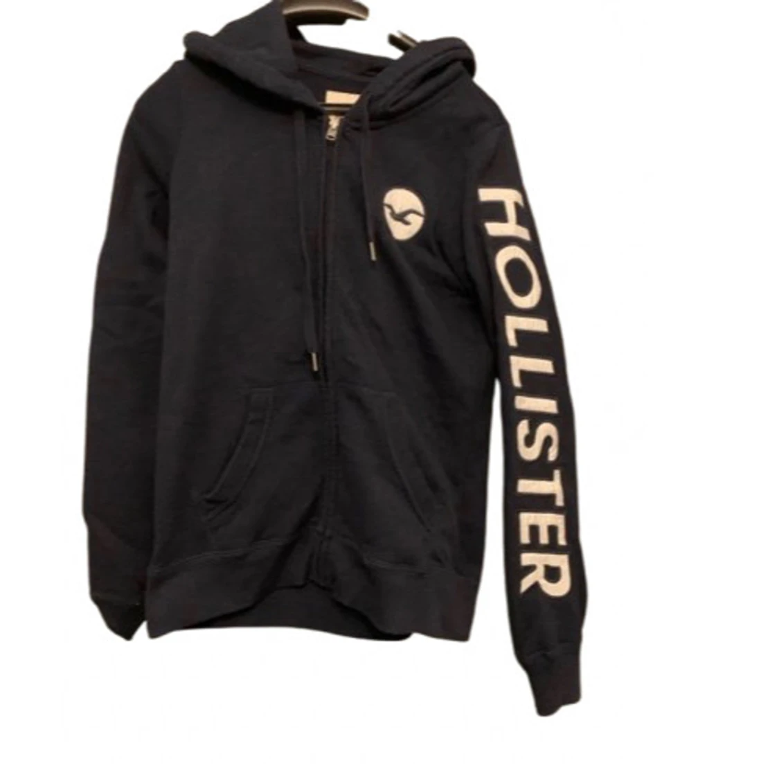 Svart hoodie från Hollister med tryck