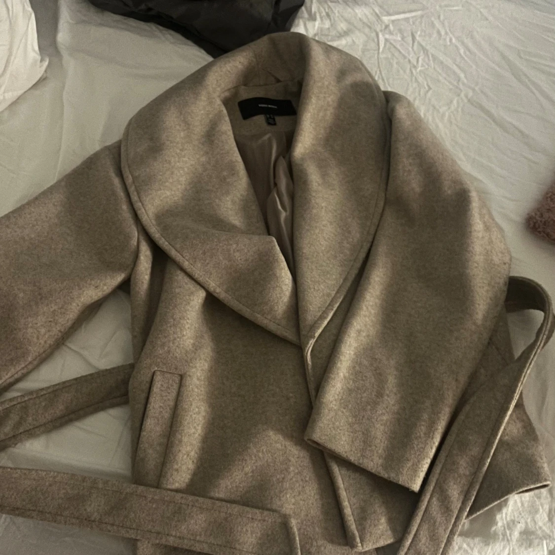 Beige kappa med bälte från vero Moda 