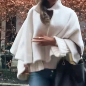 Vit cape med knappar/Zara - Snygg vit cape med knappar framtill. Helt skutsåld och perfekt till våren. Har använt den flitigt och känner att jag vill bli av med den. Säljer den för 800 för att den var dyr. Men kan tänka mig gå ner till 750 kr, annars kan vi diskutera och komma fram til ett pris💕. 