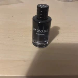 Dior Sauvage Eau de Parfum - Dior sauvage EDP 10 ml oanvänd. Fick med den när jag köpte en parfym från Åhléns.