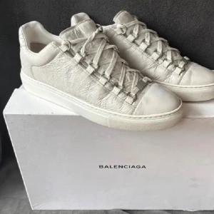 Vita läderskor - Storlek 39 men sitter mer som 41, fråga om mått om du är osäker.