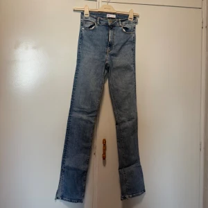 Blå bootcut jeans från Zara - Jeans från zara i storlek 38, lite söndriga vid sidan om som ni ser på bilen. 