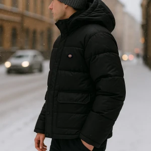 Svart pufferjacka från Dickies S - Säljer en svart pufferjacka från Dickies, modell Glacier View Puffer. Jackan har huva med snörning, två stora fickor framtill och stängs med både dragkedja och knappar. Perfekt för kalla dagar och har en clean, boxig look. Storleken S men passar mig som är mer M i storleken. 