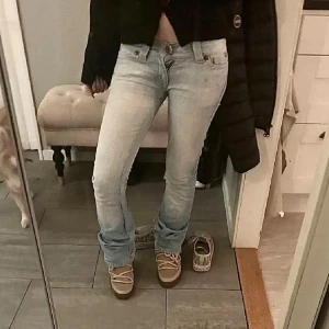 Ljusblå bootcut jeans🤍 - Säljer mina jätte ljusblåa jeans eftersom dom tyvärr har blivit för små för mig och får inte up gylfen🩷 dom är i 24x30, jätte fint skicka och perfekta till vintern