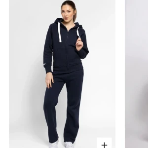 Russemerch set - Säljer ett sett från Russemerch. Går o köpa separat också. Tröjan är i storlek m och byxorna s. 