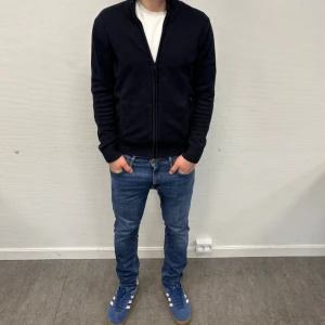 Full zip tröja från dressman - Perfekt för dig som gillar en clean och enkel stil.